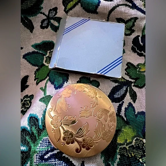 VINTAGE gold makeup compact - Picture 6 of 7